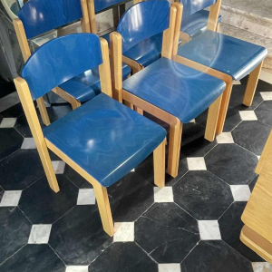 Série de 6 chaises empilables, Design italien, hêtre teinté bleu, ca 1980