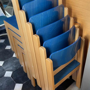 Série de 6 chaises empilables, Design italien, hêtre teinté bleu, ca 1980
