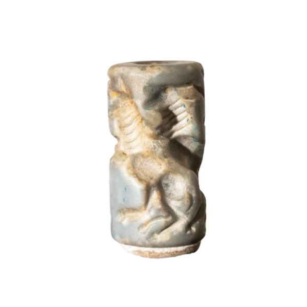 Sceau-cylindre en aragonite gris bleuté. Vallée de l’Euphrate, Troisième Dynastie, Mésopotamie, ca 2600 – 2334 av. J.-C.