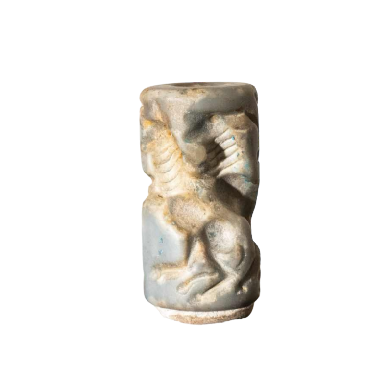 Sceau-cylindre en aragonite gris bleuté. Vallée de l’Euphrate, Troisième Dynastie, Mésopotamie, ca 2600 – 2334 av. J.-C.