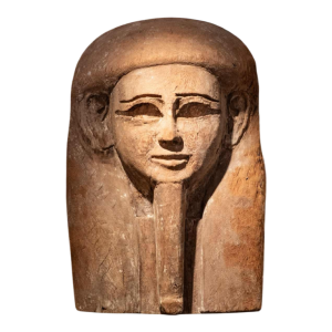 Haut de sarcophage anthropomorphe sculpté d’un visage. Égypte, époque saïte, 664 – 525 av. J.-C.