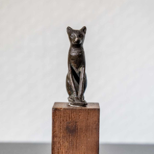 Bronzen beeldje dat de godin Bastet voorstelt Egypte, Late Periode, 664 tot 332 v.Chr.