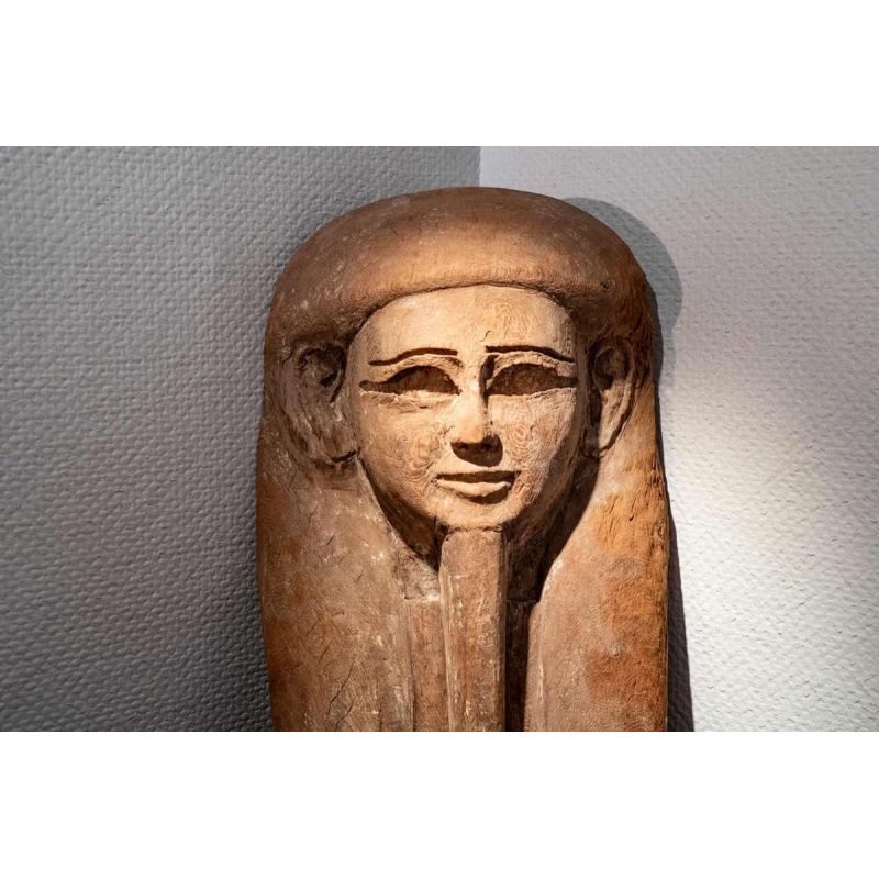 Bovenkant van een antropomorfe sarcofaag gesneden met een gezicht, Egypte, Saite-periode, 664 - 525 v.Chr.