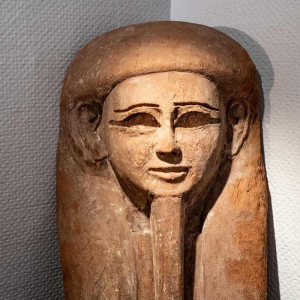 Bovenkant van een antropomorfe sarcofaag gesneden met een gezicht, Egypte, Saite-periode, 664 - 525 v.Chr.