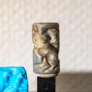 Blauwgrijze aragonieten cilinderzegel, Eufraatvallei, Derde Dynastie, Mesopotamië ca 2600-2334