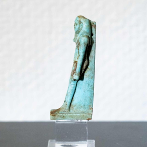 Amulette « Nefertoum » en faïence turquoise verdâtre. Égypte, de la Basse Époque à l’époque ptolémaïque