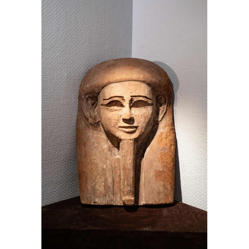 Bovenkant van een antropomorfe sarcofaag gesneden met een gezicht, Egypte, Saite-periode, 664 - 525 v.Chr.