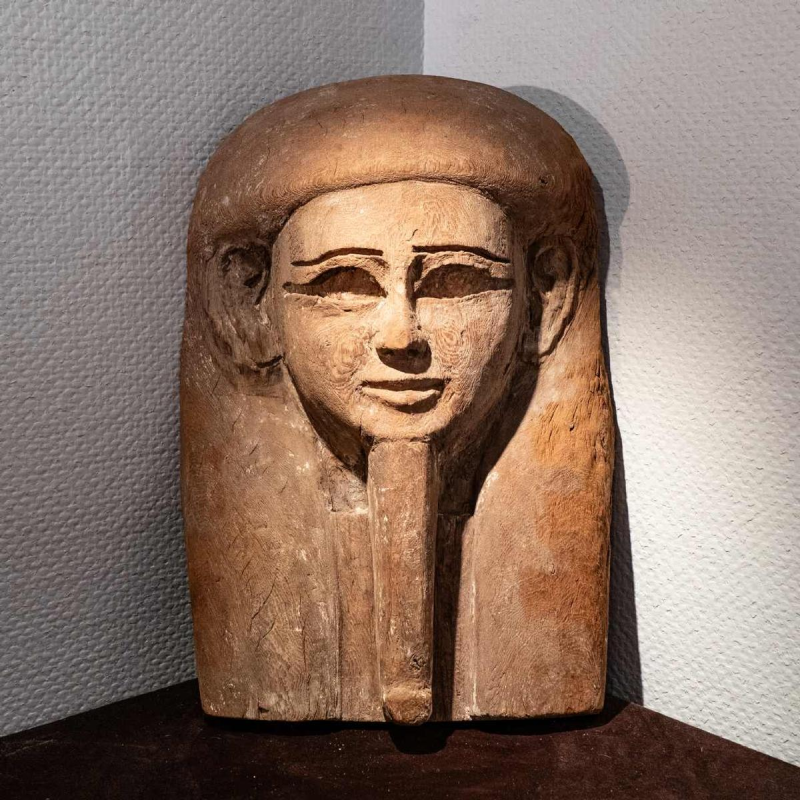 Haut de sarcophage anthropomorphe sculpté d’un visage. Égypte, époque saïte, 664 – 525 av. J.-C.