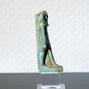 Amulette « Nefertoum » en faïence turquoise verdâtre. Égypte, de la Basse Époque à l’époque ptolémaïque