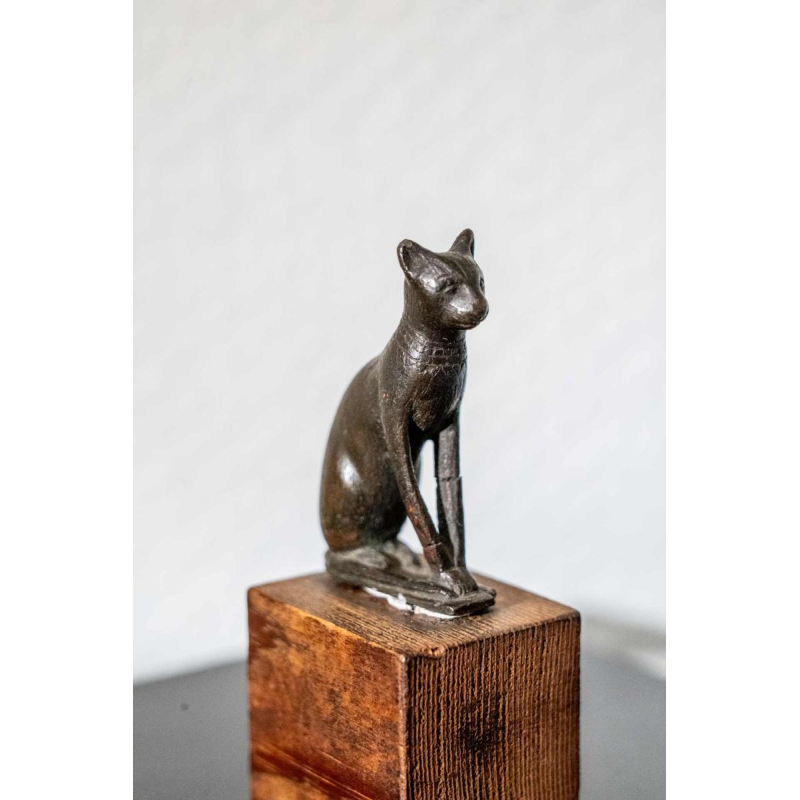 Bronze statuette representing the goddess Bastet Egypt, Late Period, 664 to 332 BC