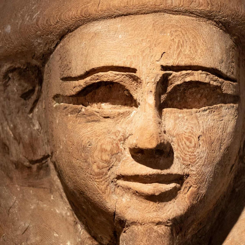 Haut de sarcophage anthropomorphe sculpté d’un visage. Égypte, époque saïte, 664 – 525 av. J.-C.