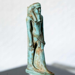 Amulette « Nefertoum » en faïence turquoise verdâtre. Égypte, de la Basse Époque à l’époque ptolémaïque