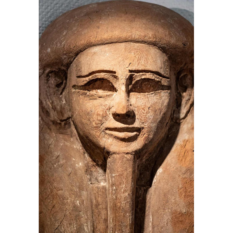 Bovenkant van een antropomorfe sarcofaag gesneden met een gezicht, Egypte, Saite-periode, 664 - 525 v.Chr.