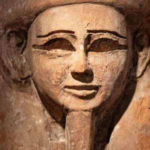 Haut de sarcophage anthropomorphe sculpté d’un visage. Égypte, époque saïte, 664 – 525 av. J.-C.