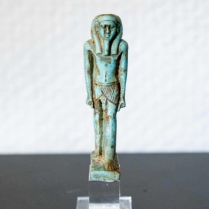 Amulette « Nefertoum » en faïence turquoise verdâtre. Égypte, de la Basse Époque à l’époque ptolémaïque