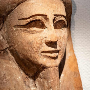 Haut de sarcophage anthropomorphe sculpté d’un visage. Égypte, époque saïte, 664 – 525 av. J.-C.