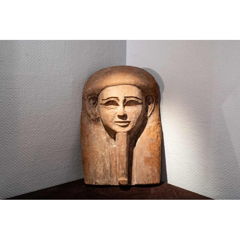 Bovenkant van een antropomorfe sarcofaag gesneden met een gezicht, Egypte, Saite-periode, 664 - 525 v.Chr.