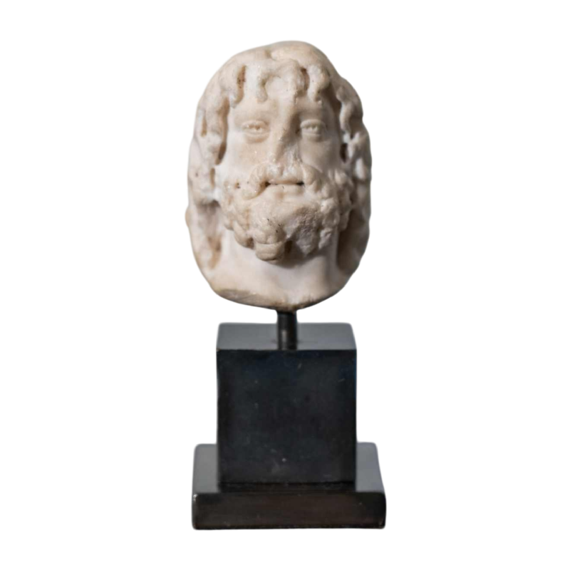 Tête en marbre de Zeus-Serapis. Sculpture d’époque romaine, IIᵉ – IIIᵉ siècle apr. J.-C.