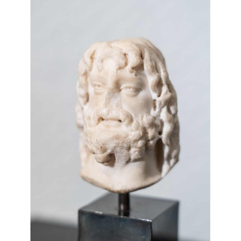 Tête en marbre de Zeus-Serapis. Sculpture d’époque romaine, IIᵉ – IIIᵉ siècle apr. J.-C.