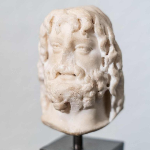 Tête en marbre de Zeus-Serapis. Sculpture d’époque romaine, IIᵉ – IIIᵉ siècle apr. J.-C.