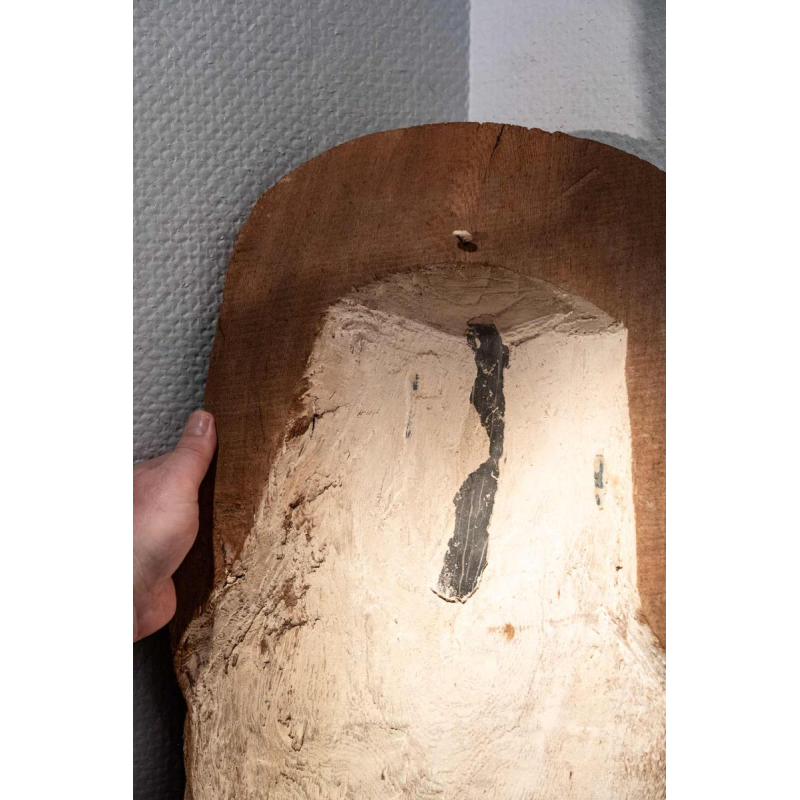 Haut de sarcophage anthropomorphe sculpté d’un visage. Égypte, époque saïte, 664 – 525 av. J.-C.