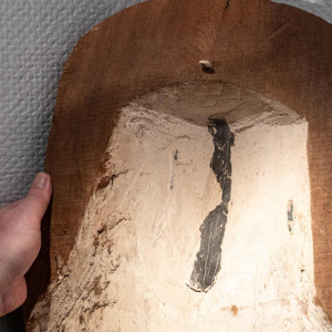 Bovenkant van een antropomorfe sarcofaag gesneden met een gezicht, Egypte, Saite-periode, 664 - 525 v.Chr.