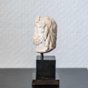Tête en marbre de Zeus-Serapis. Sculpture d’époque romaine, IIᵉ – IIIᵉ siècle apr. J.-C.
