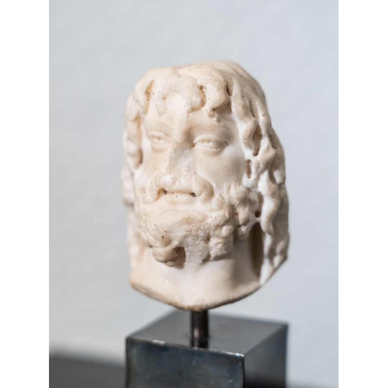 Tête en marbre de Zeus-Serapis. Sculpture d’époque romaine, IIᵉ – IIIᵉ siècle apr. J.-C.