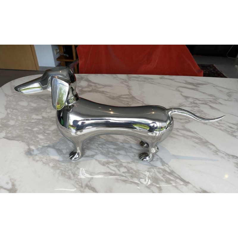 Laszlo Tibay "Teckel" Sculpture d'un chien en acier inoxydable