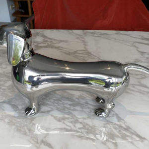 Laszlo Tibay "Teckel" Sculpture d'un chien en acier inoxydable