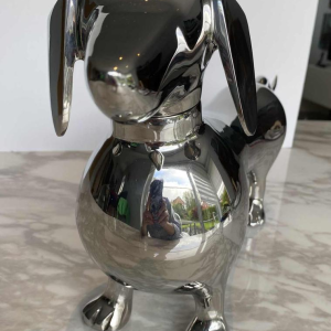 Laszlo Tibay "Teckel" Sculptuur van een hond in roestvrij staal