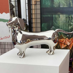 Laszlo Tibay "Teckel" Sculpture d'un chien en acier inoxydable