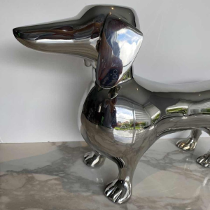 Laszlo Tibay "Teckel" Sculpture d'un chien en acier inoxydable