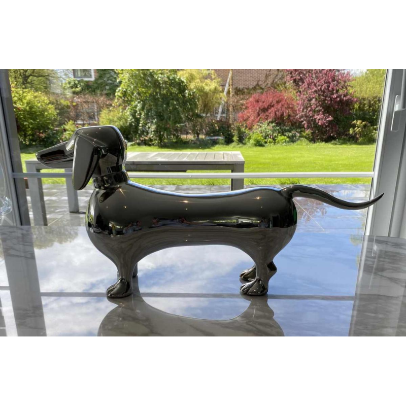 Laszlo Tibay "Teckel" Sculptuur van een hond in roestvrij staal
