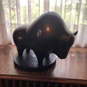 Laszlo Tibay “Bizon” sculptuur in gelakt brons