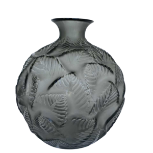 R. Lalique, Art Deco Ormeaux of Feuillage bolvaas, mat en glanzend grijs glas, 1926