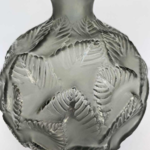 R. Lalique, Art Deco Ormeaux of Feuillage bolvaas, mat en glanzend grijs glas, 1926