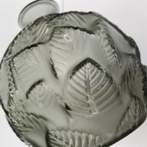 R. Lalique, Art Deco Ormeaux of Feuillage bolvaas, mat en glanzend grijs glas, 1926