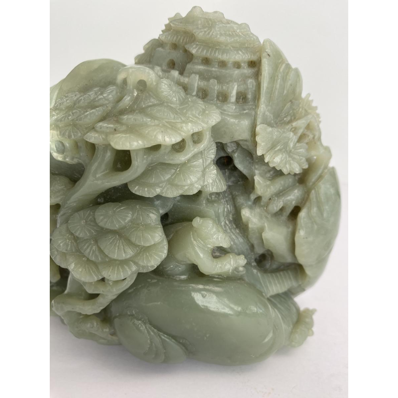 Bloc de jade céladon sculpté, arbres personnages rochers, XXe s