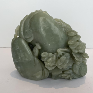 Bloc de jade céladon sculpté, arbres personnages rochers, XXe s