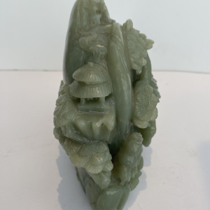 Celadongroene jade gesneden blok, met bomen, figuren en rotsen, 20e eeuw