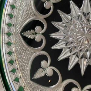 Val Saint Lambert, grote platte schaal/dienblad van geslepen kristal met groene voering, begin 20e eeuw