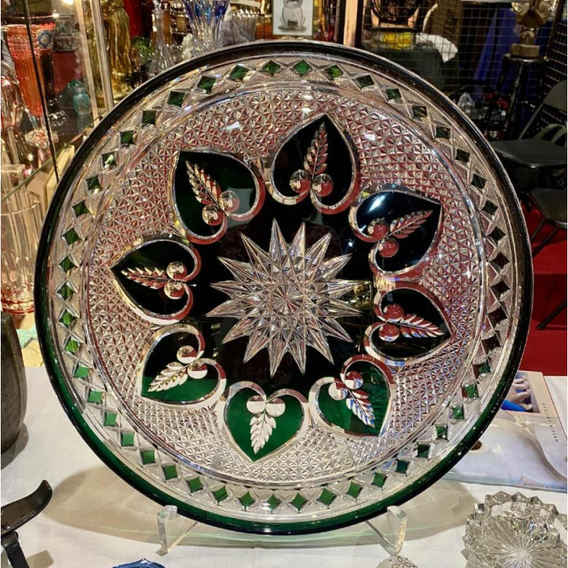 Val Saint Lambert, grote platte schaal/dienblad van geslepen kristal met groene voering, begin 20e eeuw
