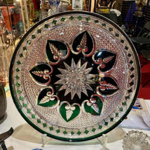 Val Saint Lambert, grote platte schaal/dienblad van geslepen kristal met groene voering, begin 20e eeuw