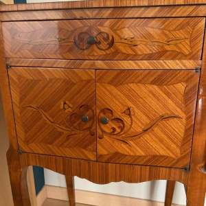 Deux meubles de milieu formant paire, tables de chevet de style Louis XV - Transition