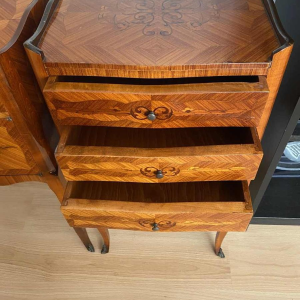 Deux meubles de milieu formant paire, tables de chevet de style Louis XV - Transition