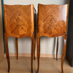 Deux meubles de milieu formant paire, tables de chevet de style Louis XV - Transition