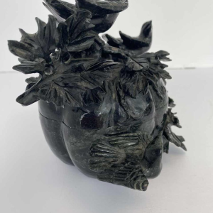 Boite en néphrite sculptée, potiron garni de feuilles et d'oiseaux