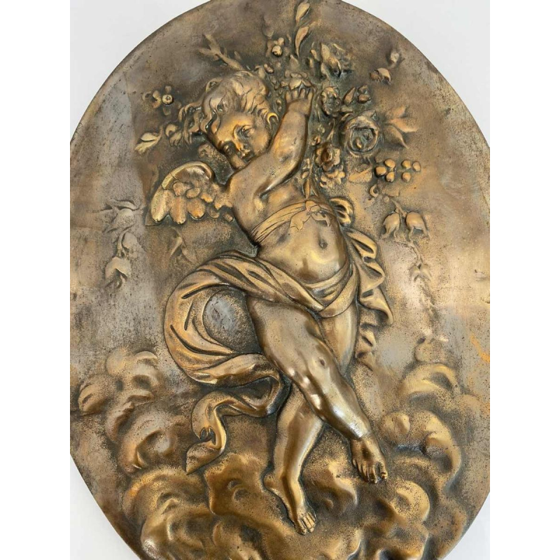 Reliëf “Putto met bloemen dragend” romantisch bronzen beeld, eind 19e eeuw