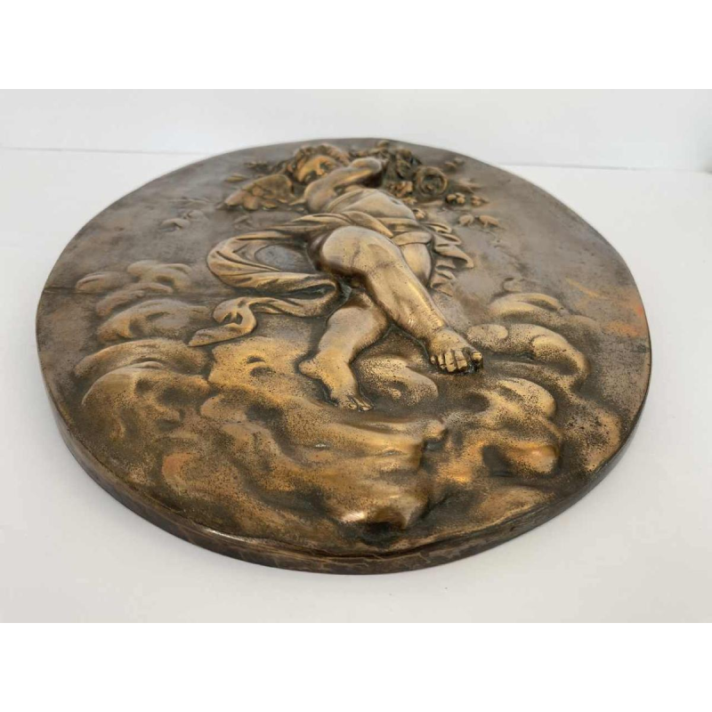 Reliëf “Putto met bloemen dragend” romantisch bronzen beeld, eind 19e eeuw
